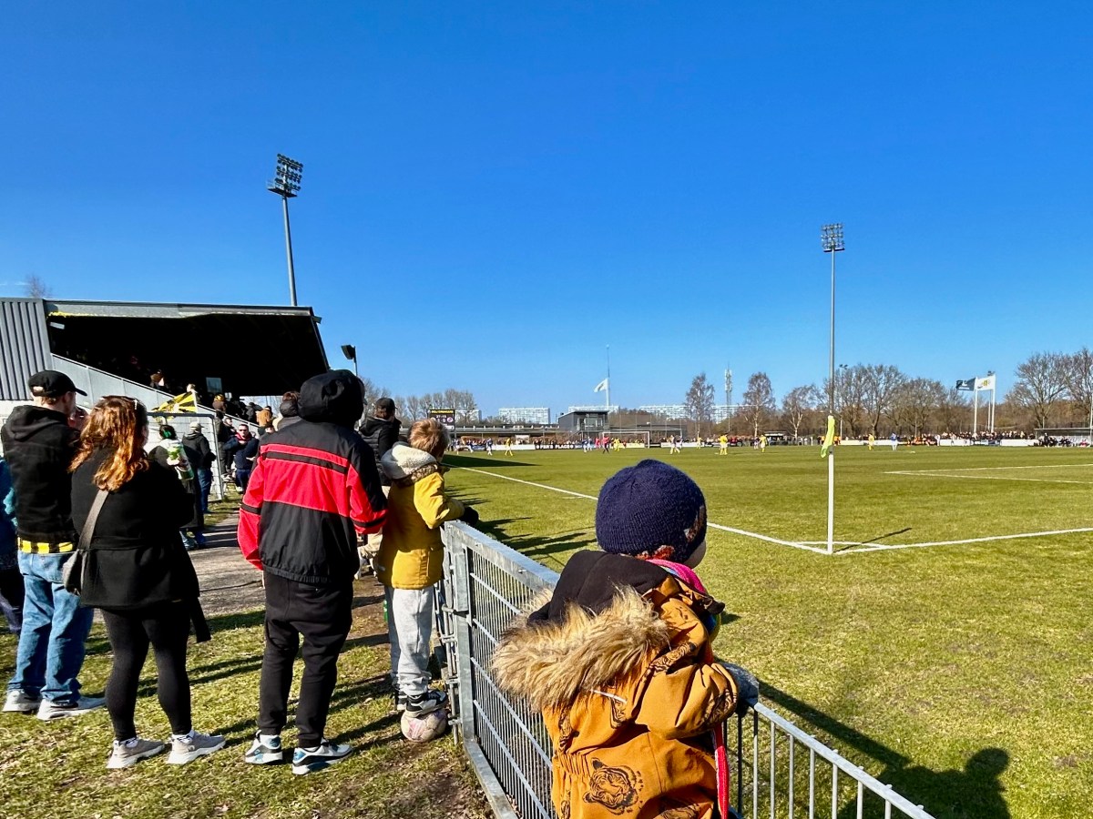 En 3-årig stadiondebuterer – og et sted i baggrunden: Brønshøj Boldklub – Holbæk B&I&nbsp;(1-1)