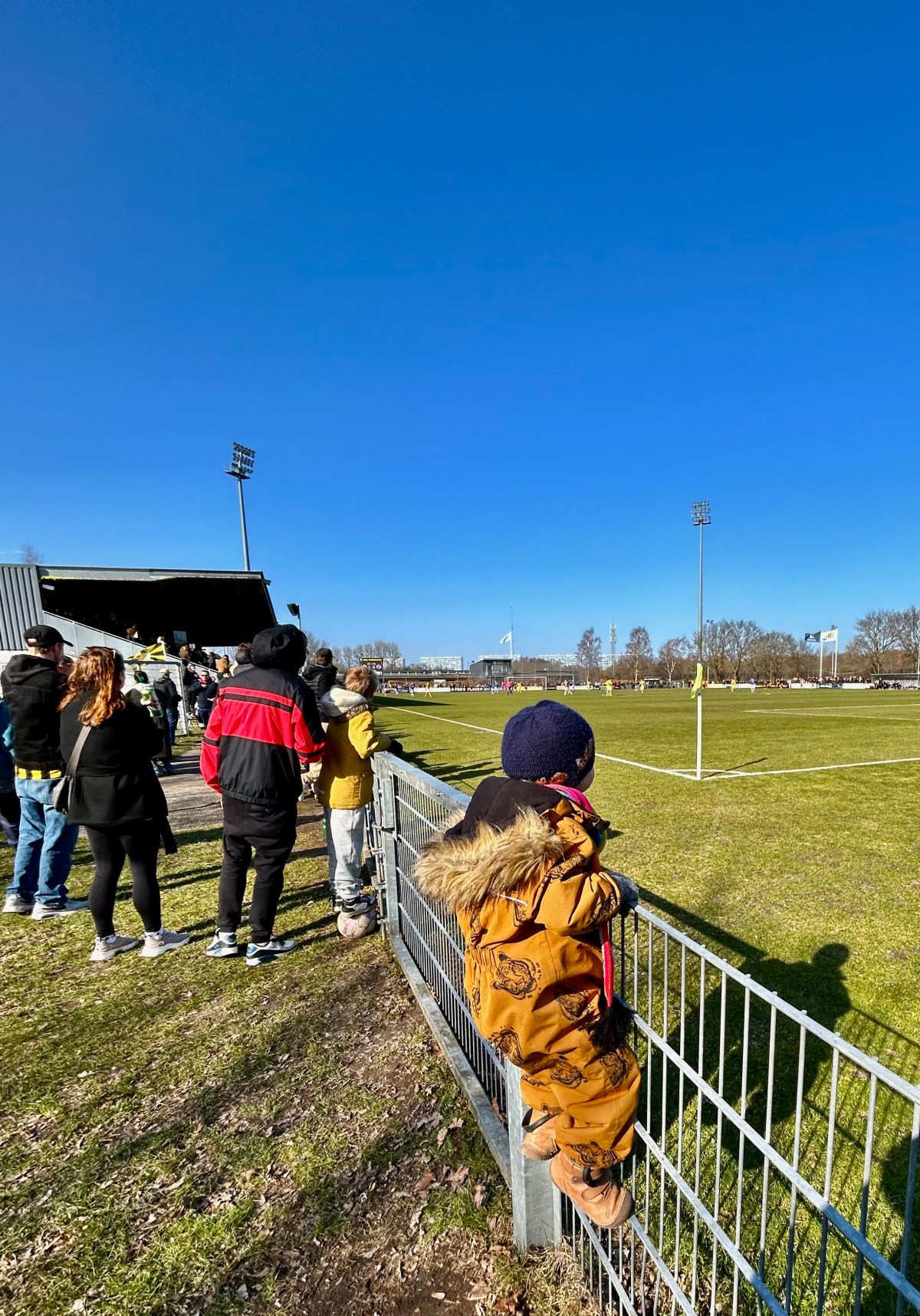En 3-årig stadiondebuterer – og et sted i baggrunden: Brønshøj Boldklub – Holbæk B&I&nbsp;(1-1)
